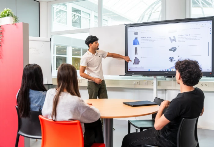 Estudiantes en el aula de Summa Economics and Entrepreneurship.
