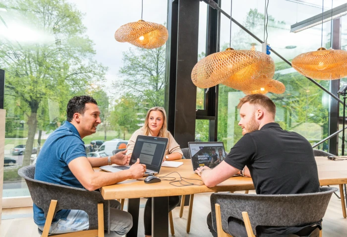 Summa medewerkers overleggen met elkaar