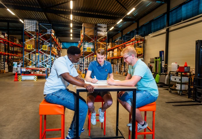 Los estudiantes de Summa Transport & Logistics consultan