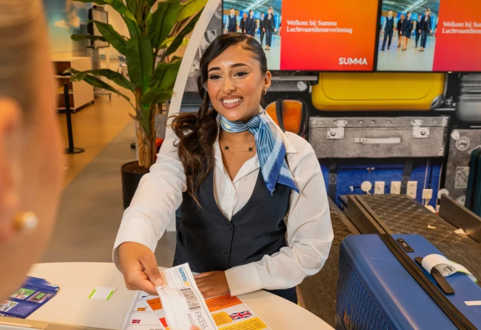 Summa Luchtvaartdienstverlening stewardess geeft ticket