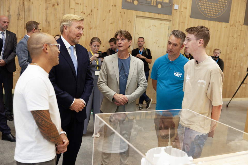 Koning Willem Alexander in gesprek met student Thorben van Breugel (r) en docent Gianni Tahamata (l) bij opening museumpark VONK in Eindhoven.jpg